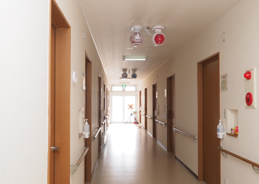手すりをつかみやすい幅の廊下