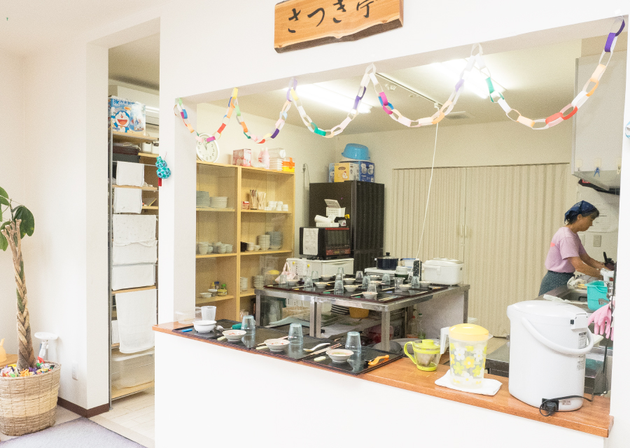 調理場からホールを見渡すことができ、自宅のキッチンと居間の雰囲気があります。