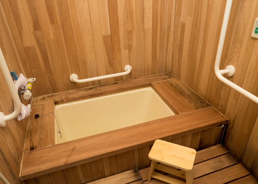 良い匂いが立ち込めるヒノキのお風呂